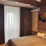 come scegliere le tende su una cornice del soffitto