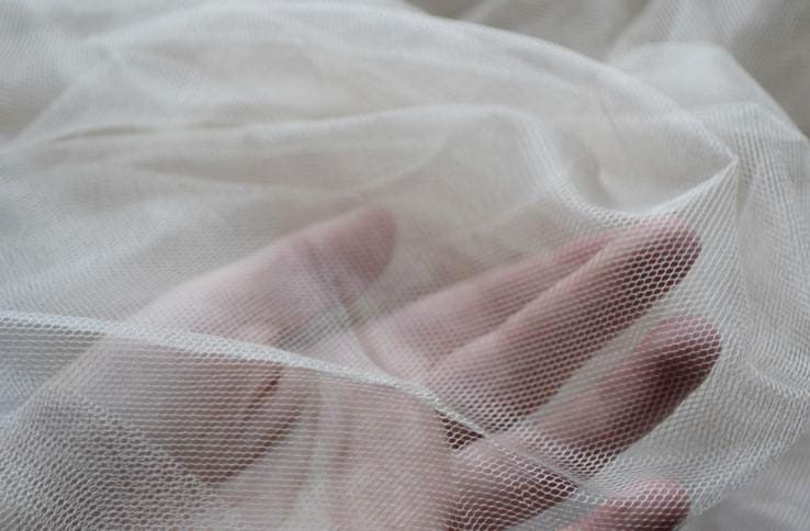 O plasă subțire de tul transparent din nailon