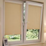 Beige kassettgardiner for et separat panel