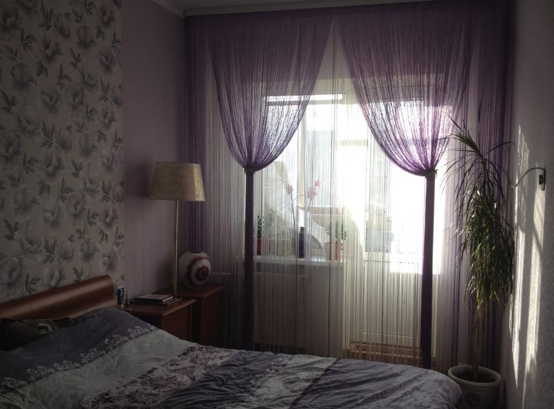 Decorare una finestra della camera da letto con tende a fili