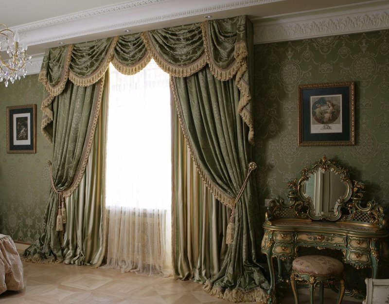 Decorare la finestra della camera da letto con tende in stile classico