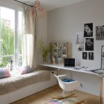 tende corte sul davanzale della finestra nella foto del design della camera da letto