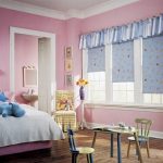tende corte sul davanzale della finestra nel design degli interni della camera da letto