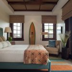 tende corte sul davanzale della finestra nel design degli interni della camera da letto