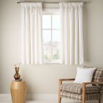 idee di design per tende corte sul davanzale della camera da letto