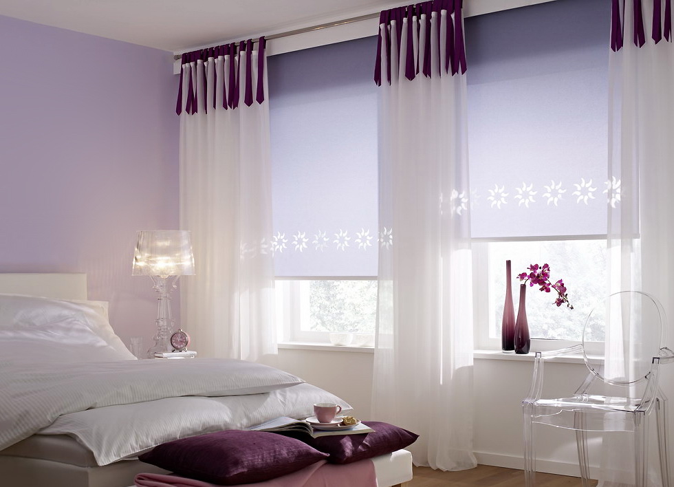 tende corte sul davanzale della finestra nelle idee per gli interni della camera da letto