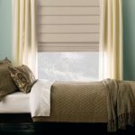 tende corte sul davanzale della finestra nel design della camera da letto