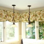 tende corte su una cornice del soffitto