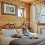 Bellissimo design di finestre di diverse dimensioni nella camera da letto