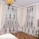 Bellissimo design delle finestre angolari nella camera da letto