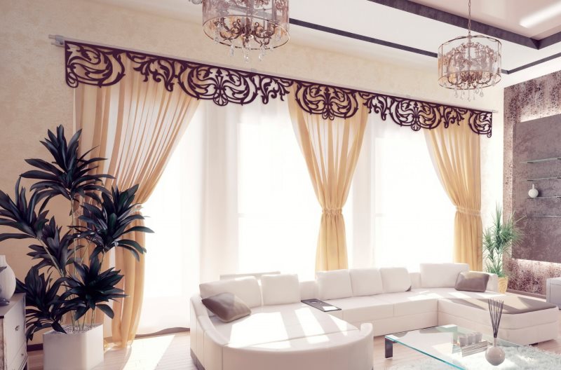 Tende beige con lambrequin traforato di colore nero