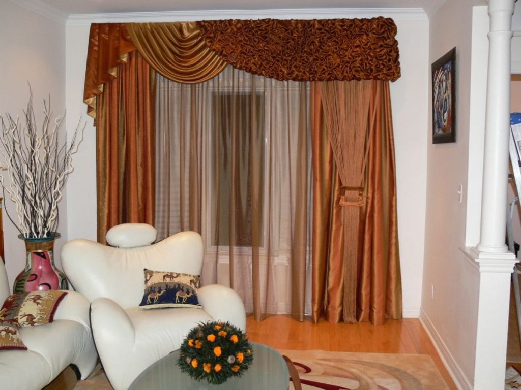 Interno della sala con de jabot su tende eleganti