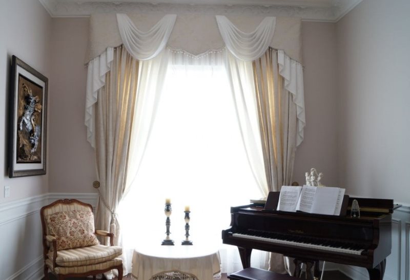 Un pianoforte a coda nella sala con un lambrequin combinato