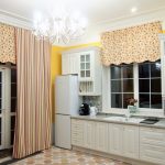 Decorare una finestra della cucina con un manto di lana senza tende