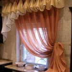 Tende di tulle colorate sulla finestra della cucina