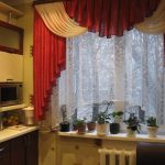 Fiori da interno sul davanzale della cucina