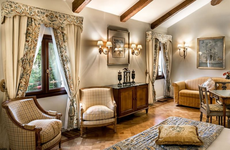 Interno del soggiorno con mantovane alle finestre
