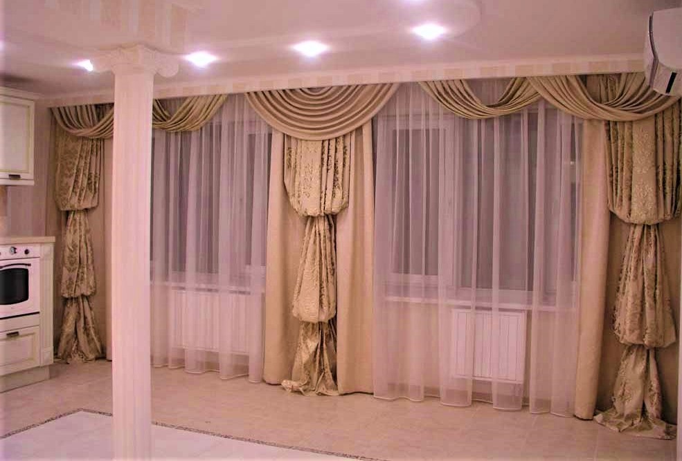 Decorazione della finestra della sala con tende a maniche a vescovo