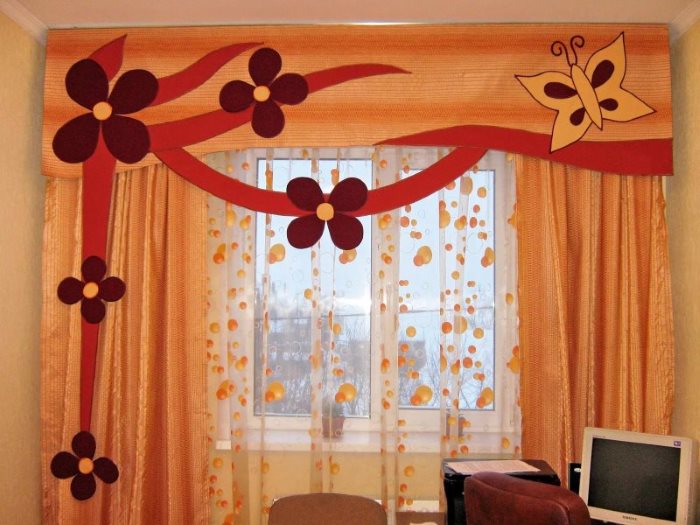 Lambrequin fatto in casa sulla finestra della cameretta dei bambini