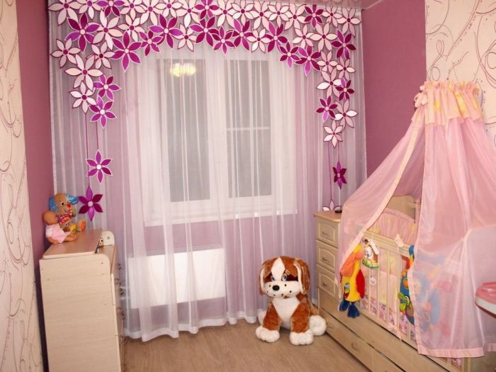 Lambrequin originale sulla finestra della cameretta dei bambini