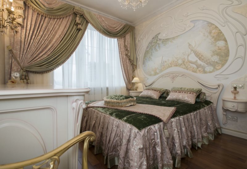 Bella camera da letto con manto di lana alla finestra
