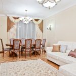 Una sala luminosa con mantelli alle finestre