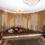 Tende costose con lambrequin nell'ingresso di una casa privata