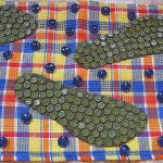 tappetino massaggiante per i piedi del bambino fatto di bottoni