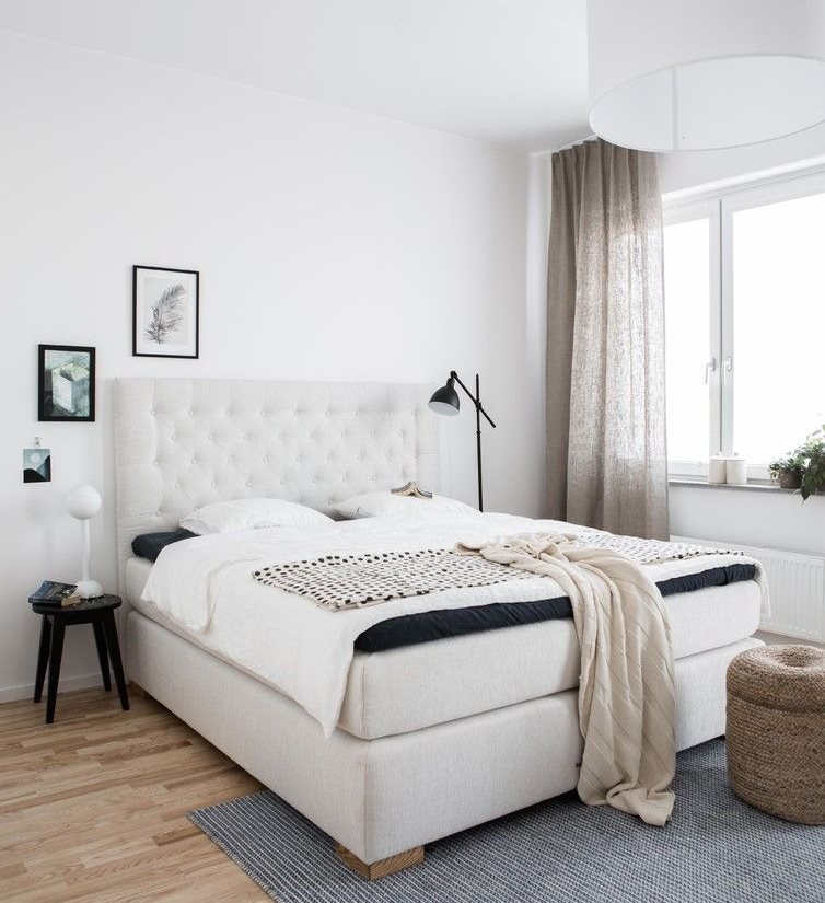 Tende di lino in una camera da letto con pareti bianche