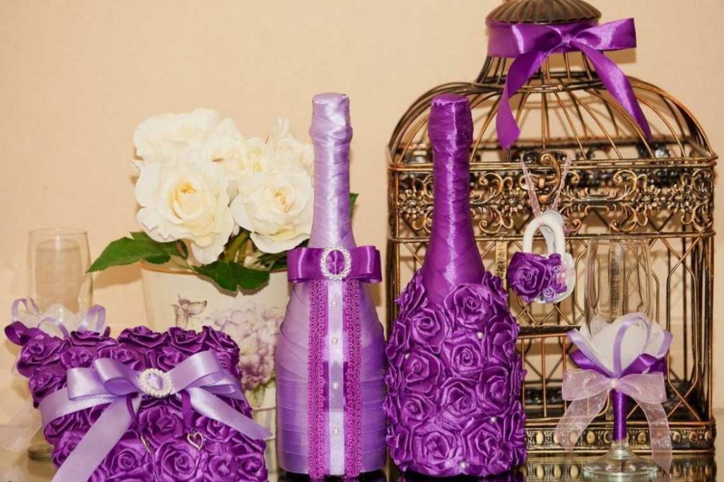 decorazione della bottiglia con nastri