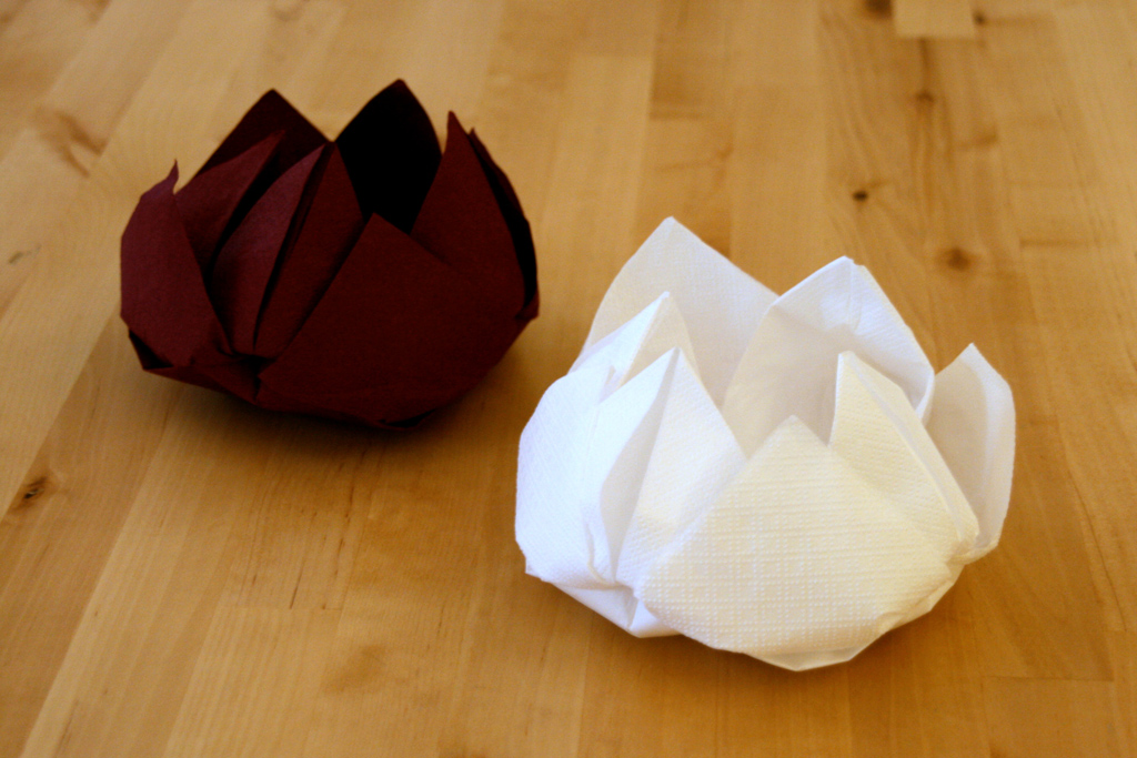 decorazione della tavola con tovaglioli origami