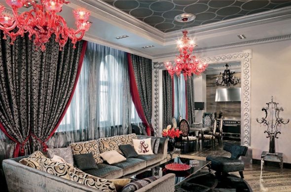 Decorazione della finestra con tende scure