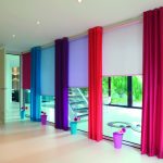 le belle tende dell'appartamento sono multicolori