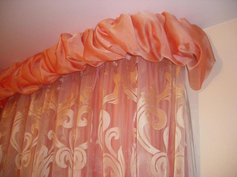 Lambrequin in organza con drappeggio sulla cornice del soggiorno