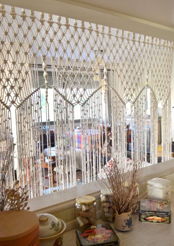Parete divisoria leggera realizzata con tenda di corda