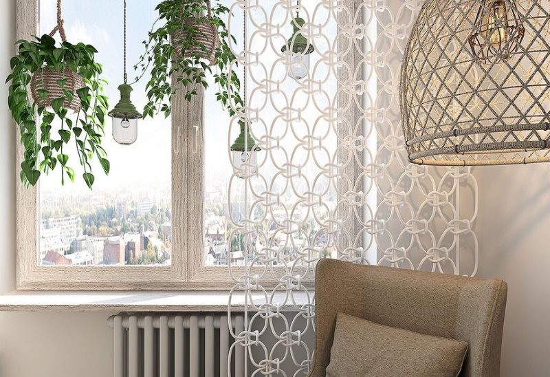 Composizione in macramè nell'interno del soggiorno