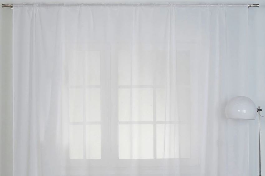 Tenda di tulle spessa sulla finestra del soggiorno