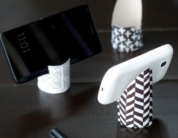 Supporto per telefono realizzato con una boccola