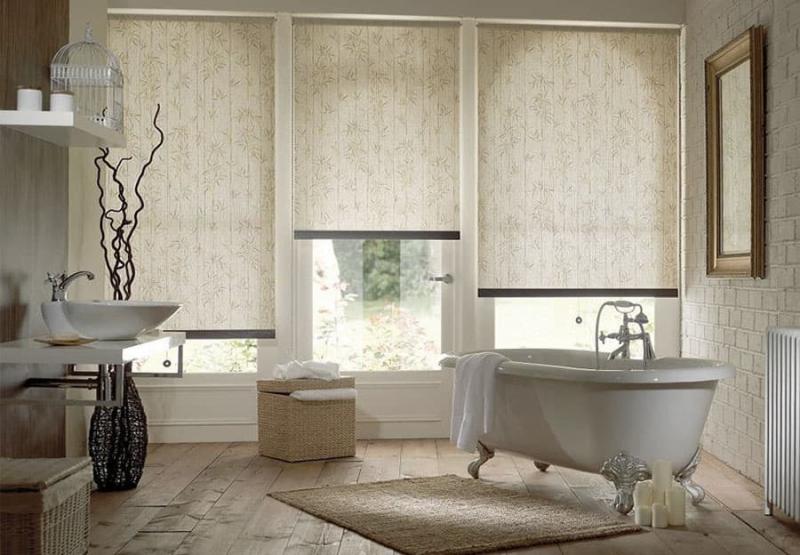 Interno del bagno con tende a rullo