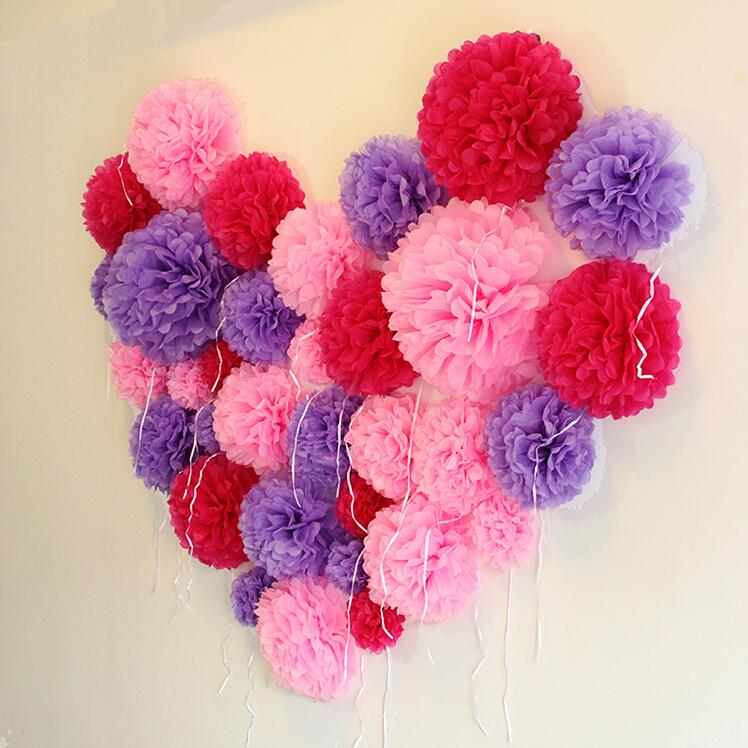 foto di decorazioni con pompon su tovaglioli di carta