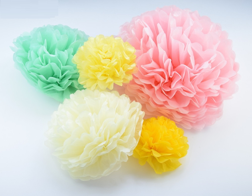 decorazioni con pompon su tovaglioli di carta