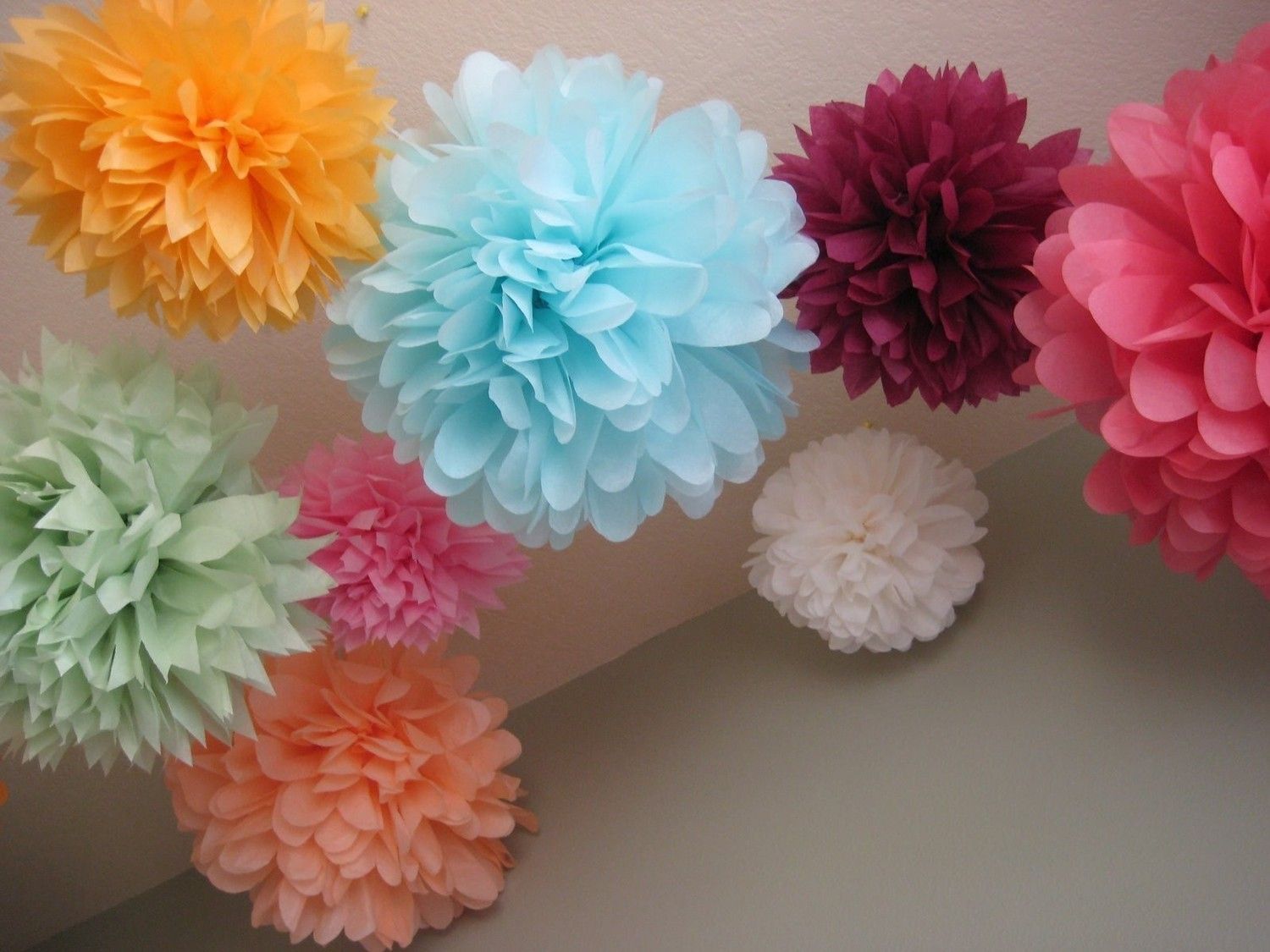idee di design per pompon su tovaglioli di carta