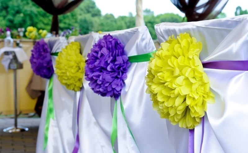pompon di tovaglioli di carta sulle sedie