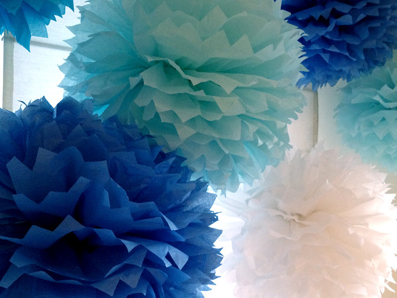 decorazione con pompon su tovaglioli di carta