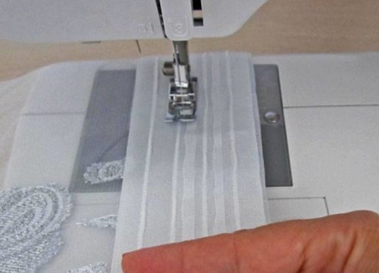 Cucitura e riparazione del tulle