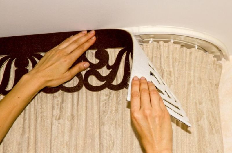 Incollare il lambrequin alla cornice con nastro adesivo