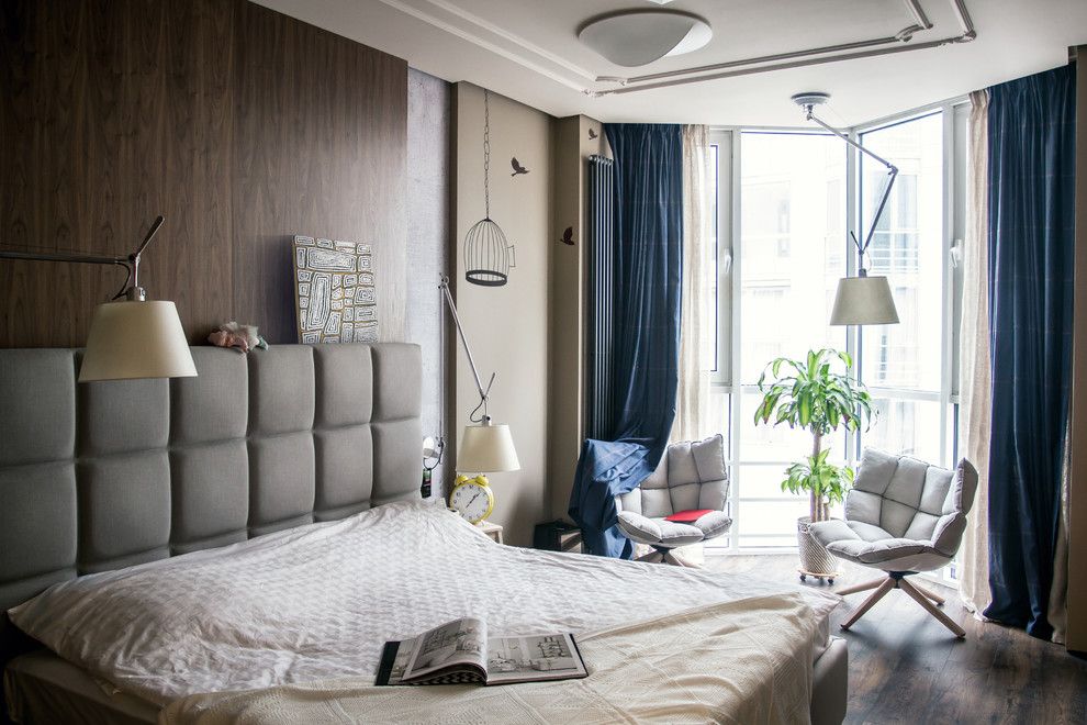 Tende blu in una camera da letto in stile scandinavo