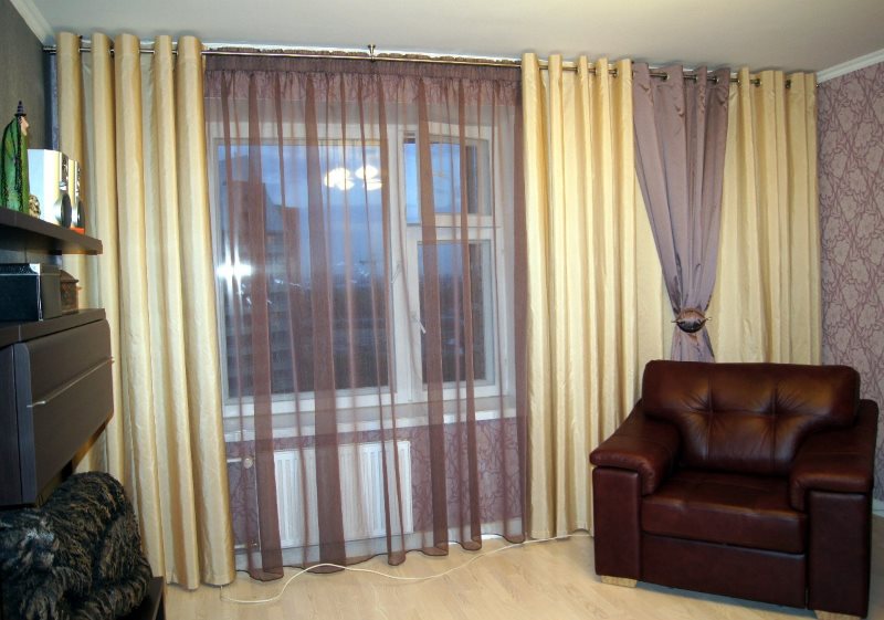 Selezione di tulle e tende da abbinare alla carta da parati del soggiorno