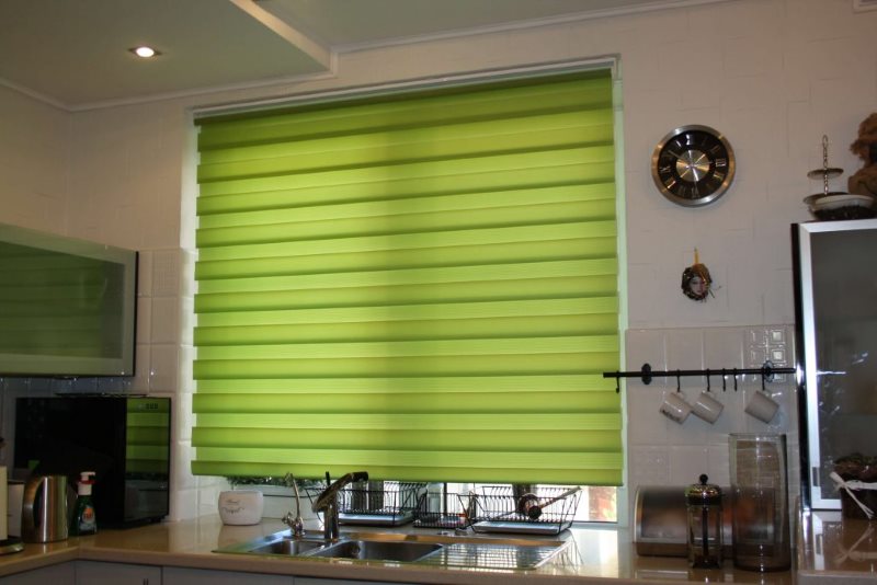 Tenda verde giorno-notte sulla finestra della cucina