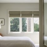 tende corte sul davanzale della finestra in camera da letto